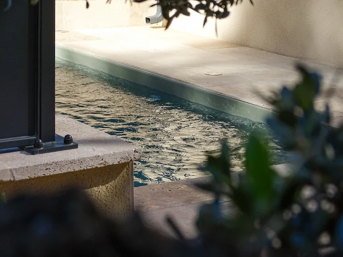 Piscine 10m² à Saint-Restitut : Un Projet Sur Mesure par Provence Piscines